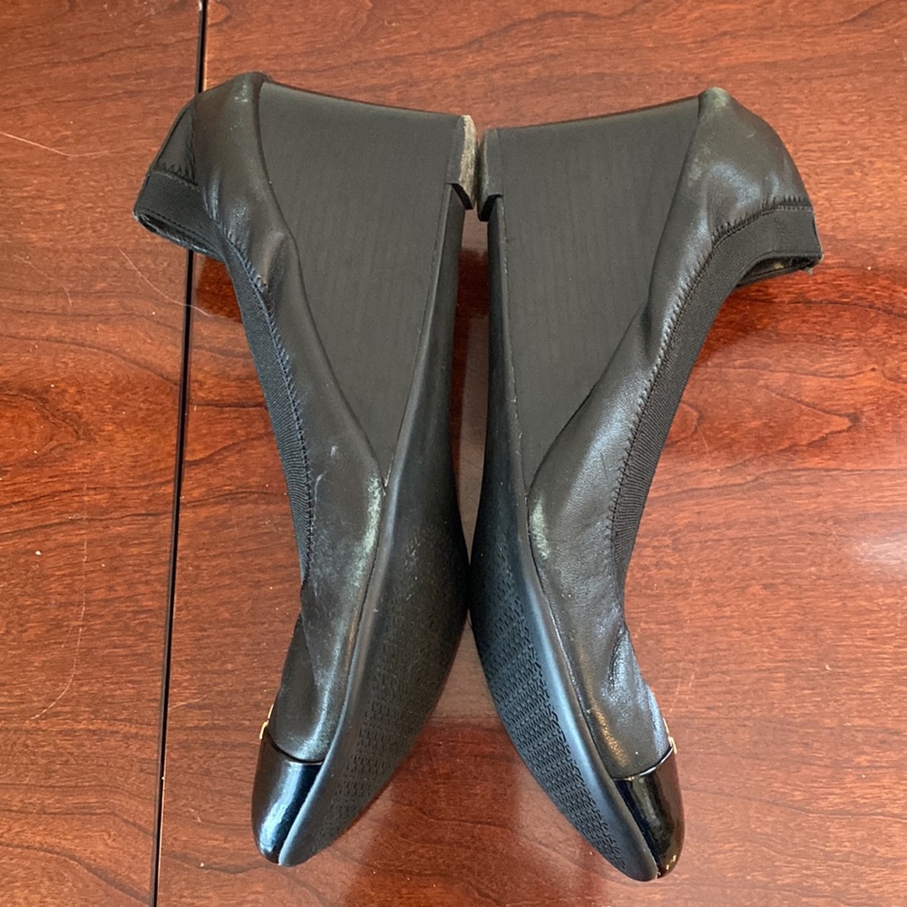 Tory Burch Jolie Black Leather SZ 9.5 Patent Toe Classic Preppy Chic Wedge Heels - Picture 4 of 16